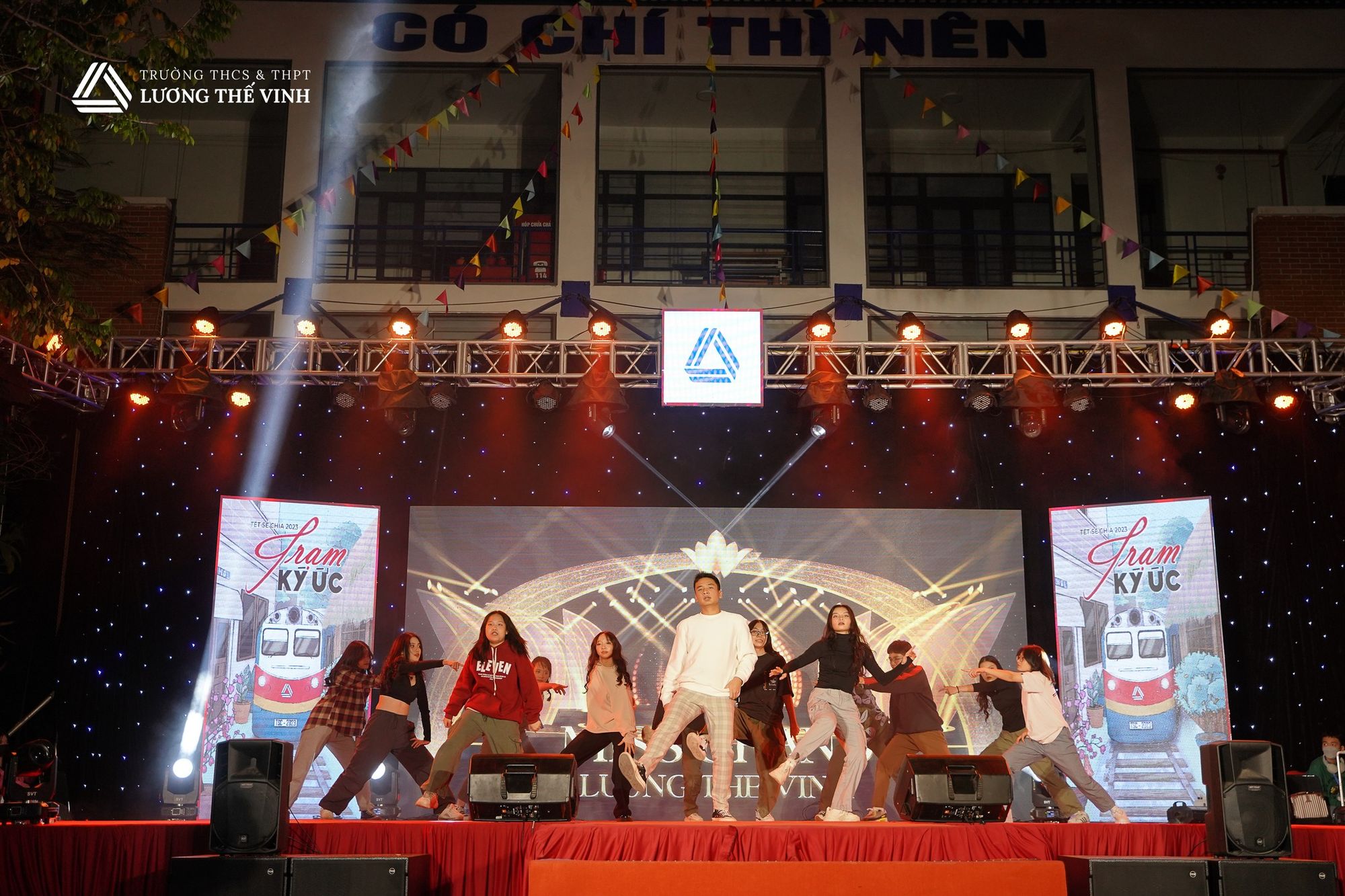 s&acirc;n khấu bế gianrg