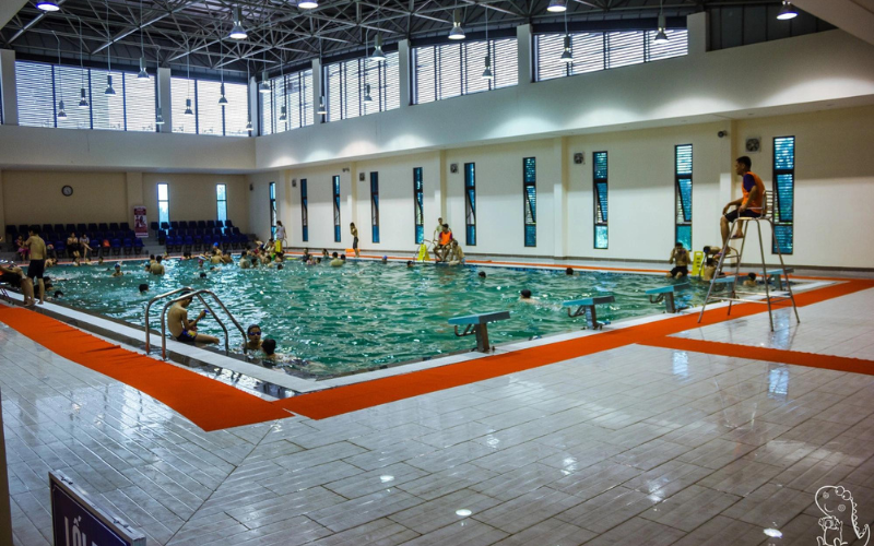 bể bơi bốn m&ugrave;a của trường