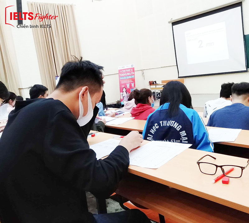 Thi thử IELTS đại học Thương Mại - IELTS Fighter 4