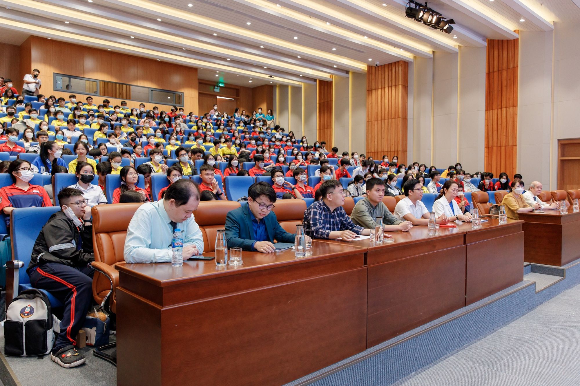 thầy v&agrave; tr&ograve; UEH