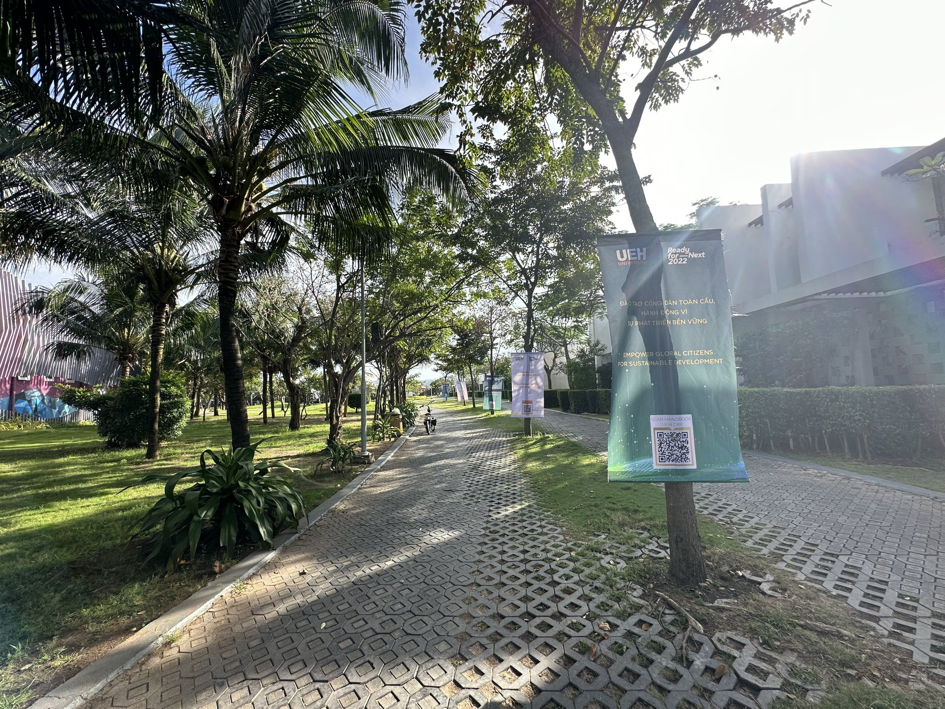 s&acirc;n trường UEH