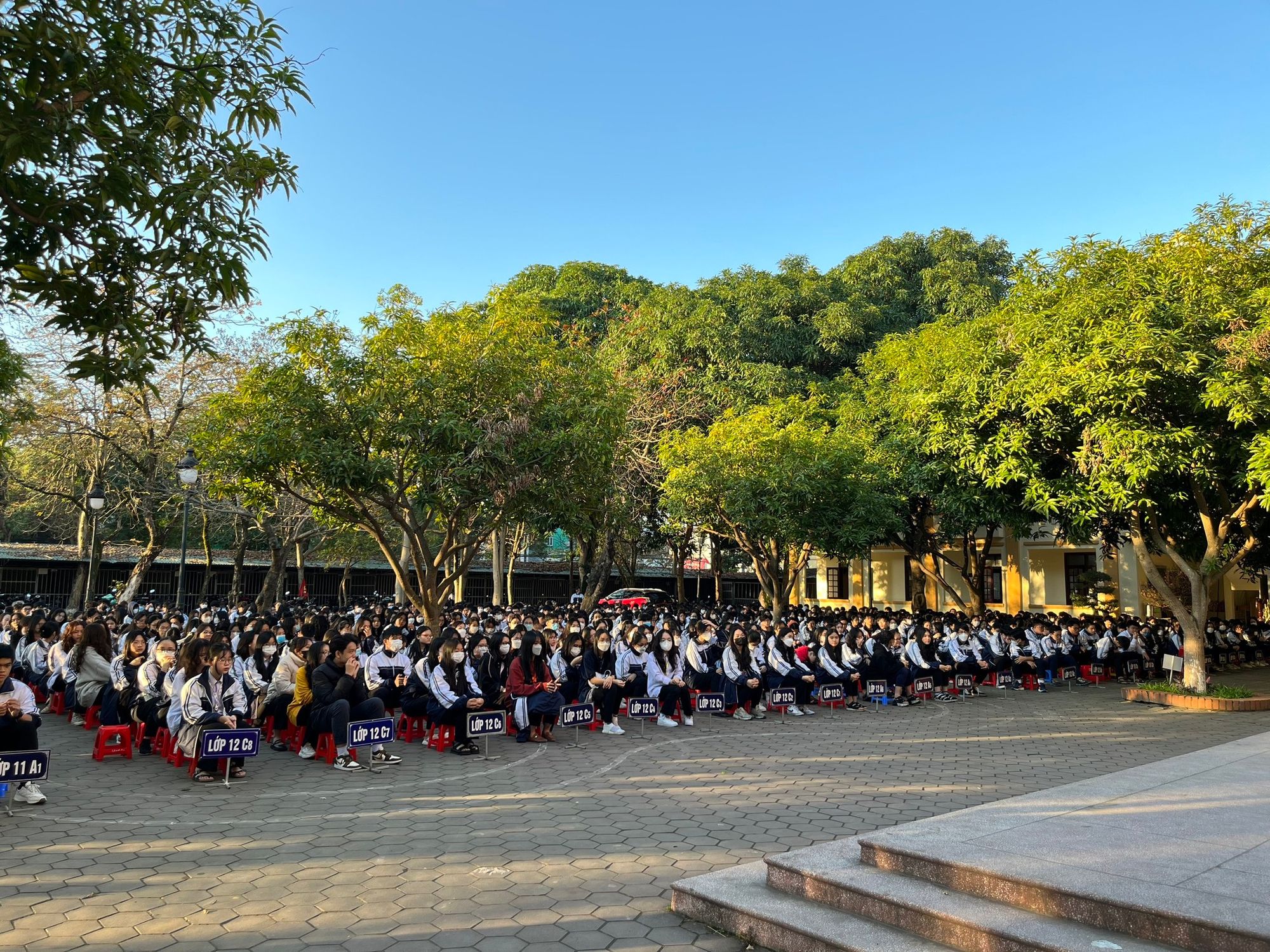 buổi ch&agrave;o cờ của trường