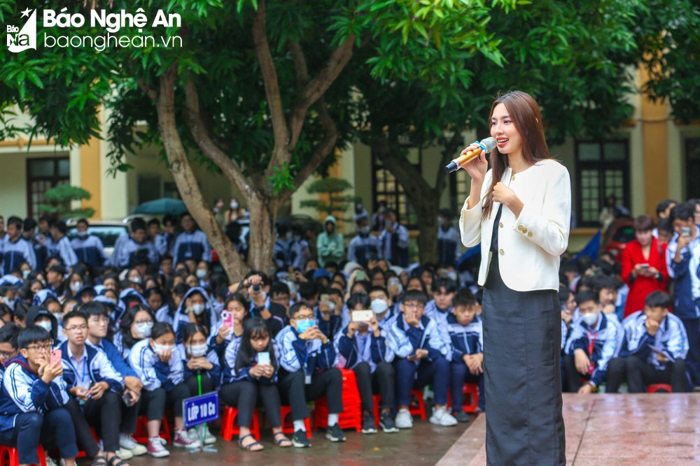 hoa hậu Nguyễn Thu&yacute; Thuỳ Ti&ecirc;n c&ugrave;ng học sinh trường