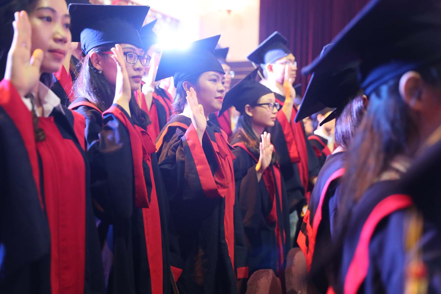 Trao bằng tốt nghiệp cho sinh vi&ecirc;n