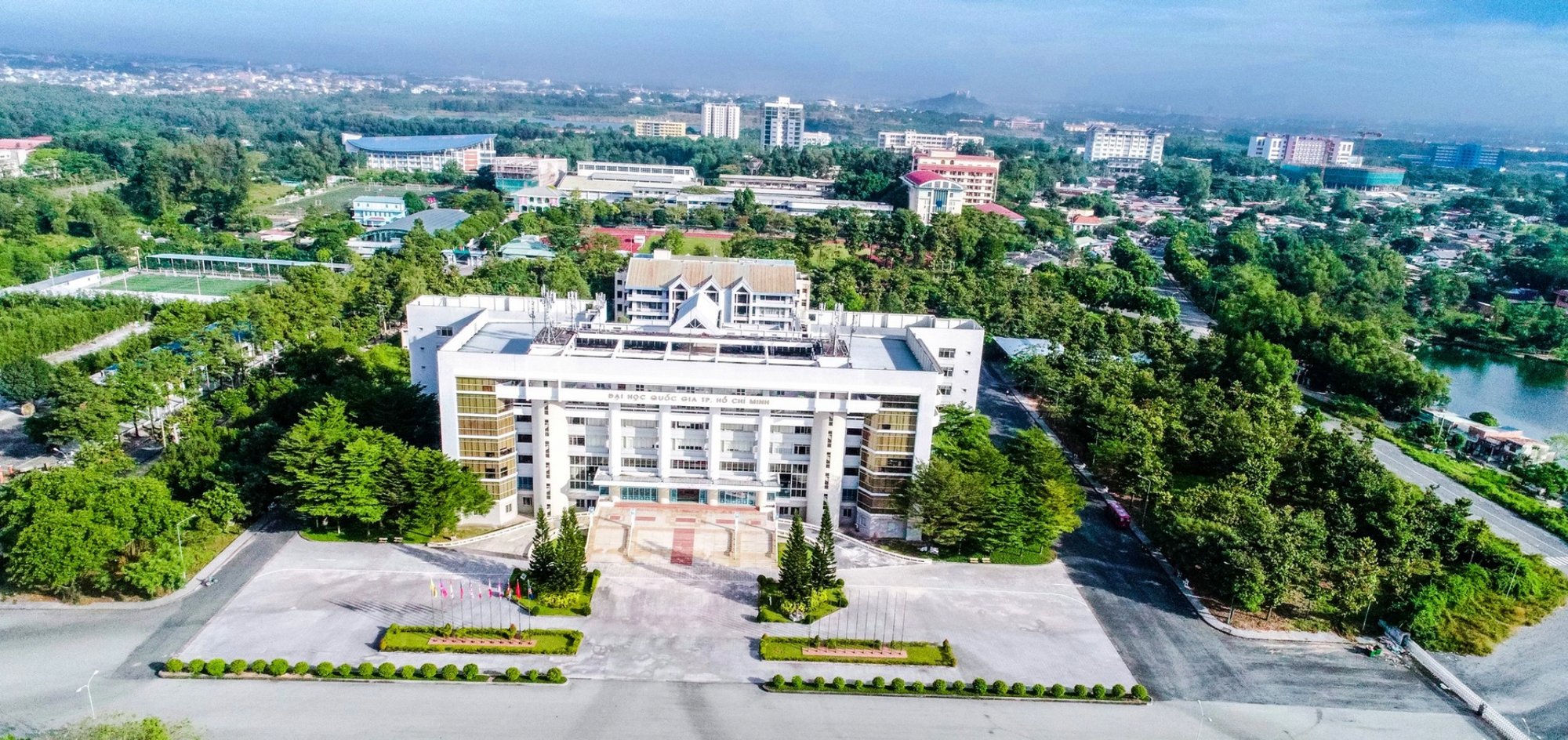 khu&ocirc;n vi&ecirc;n của trường