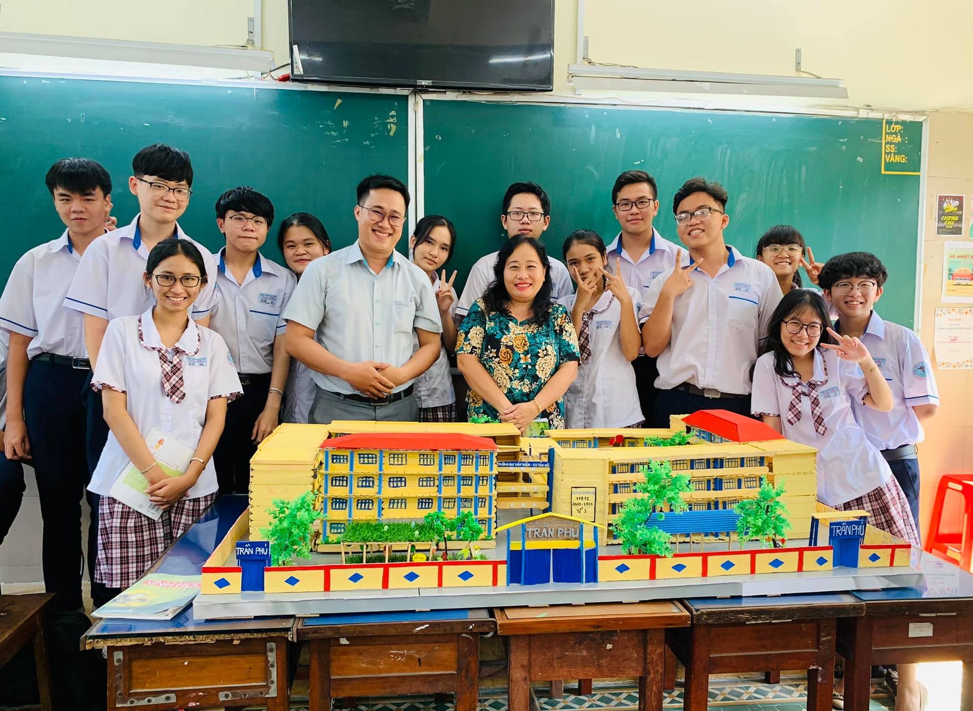 thầy v&agrave; tr&ograve; THPT Trần Ph&uacute;