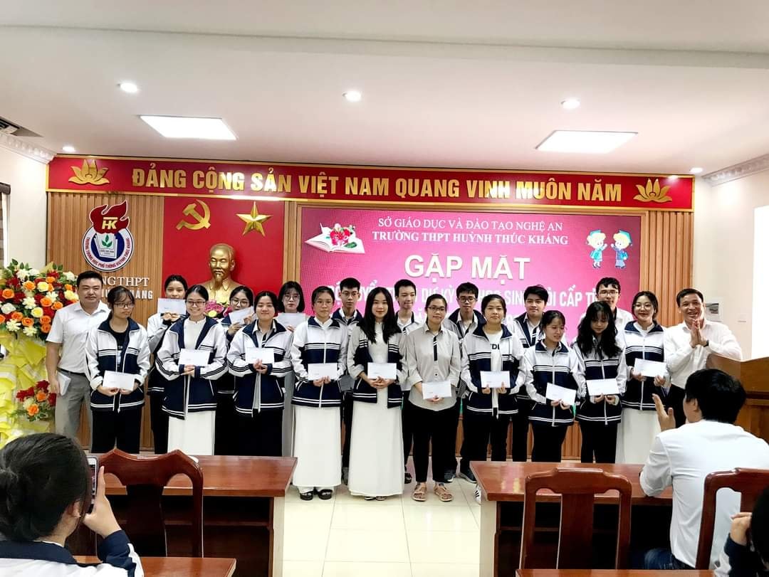 Gặp mặt v&agrave; trao thưởng cho đội tuyển học sinh giỏi