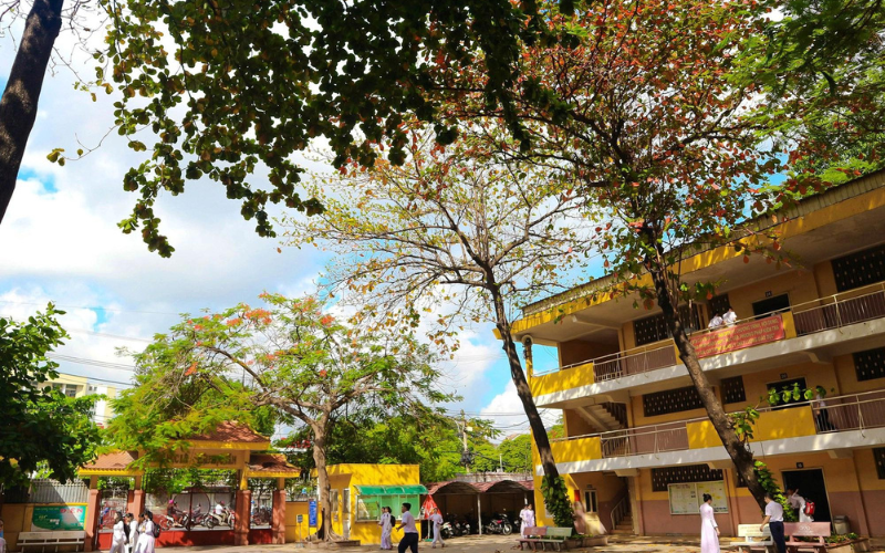 m&ugrave;a thu ở thpt nguyễn thượng hiền 