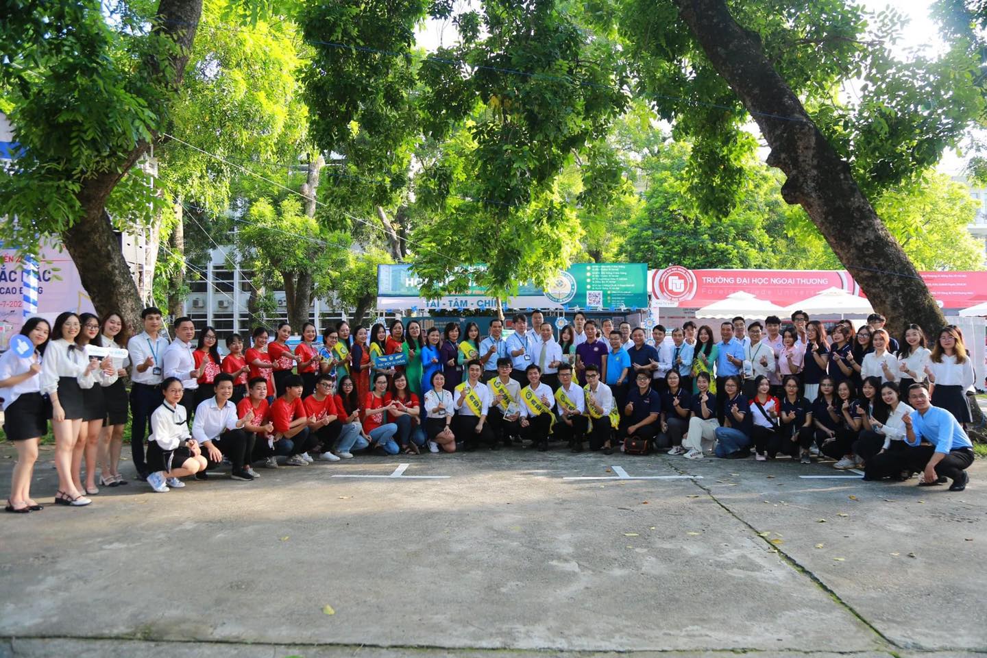 sinh vi&ecirc;n v&agrave; thầy c&ocirc;