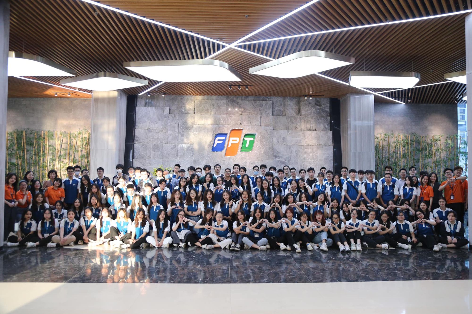 hoạt động ngoại kho&aacute; c&ugrave;ng sinh vi&ecirc;n