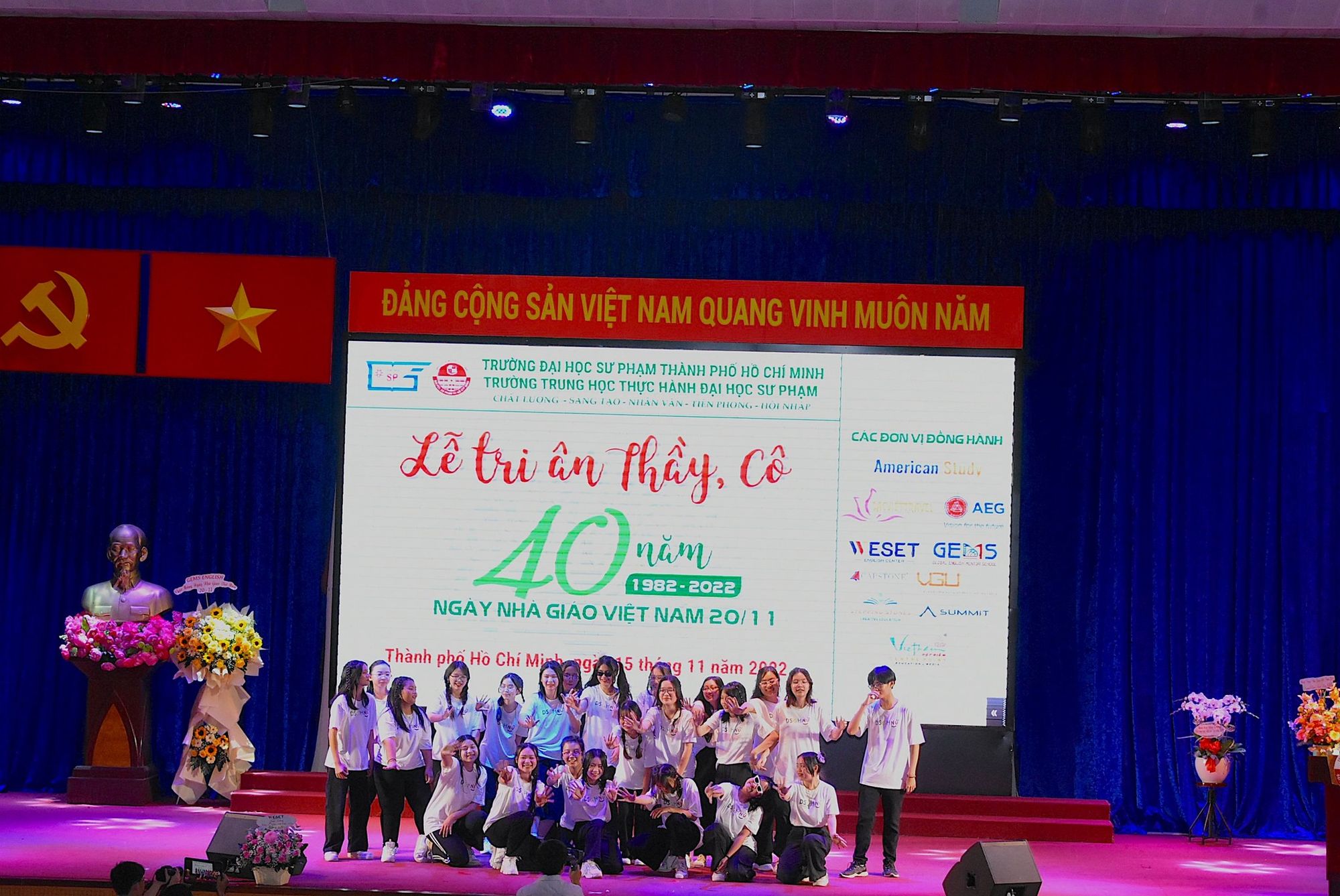 lễ tri &acirc;n thầy c&ocirc; của học sinh trường