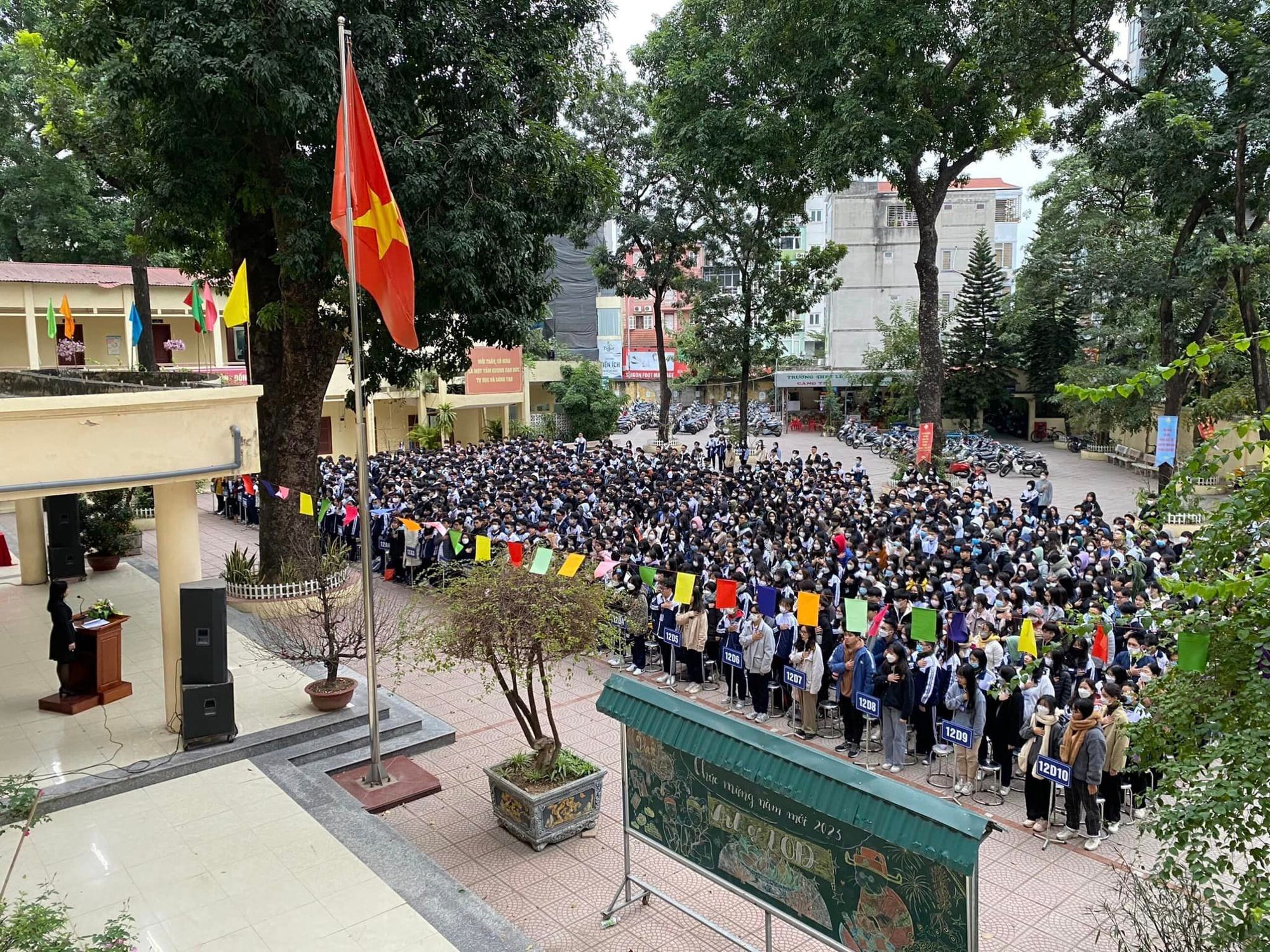 sân trường THPT Lê Quý Đôn