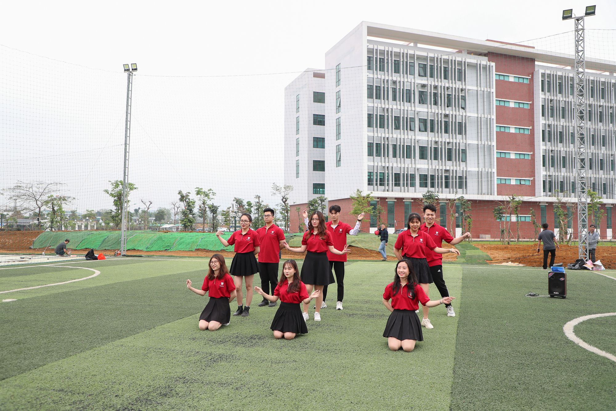 s&acirc;n b&oacute;ng đ&aacute; của trường