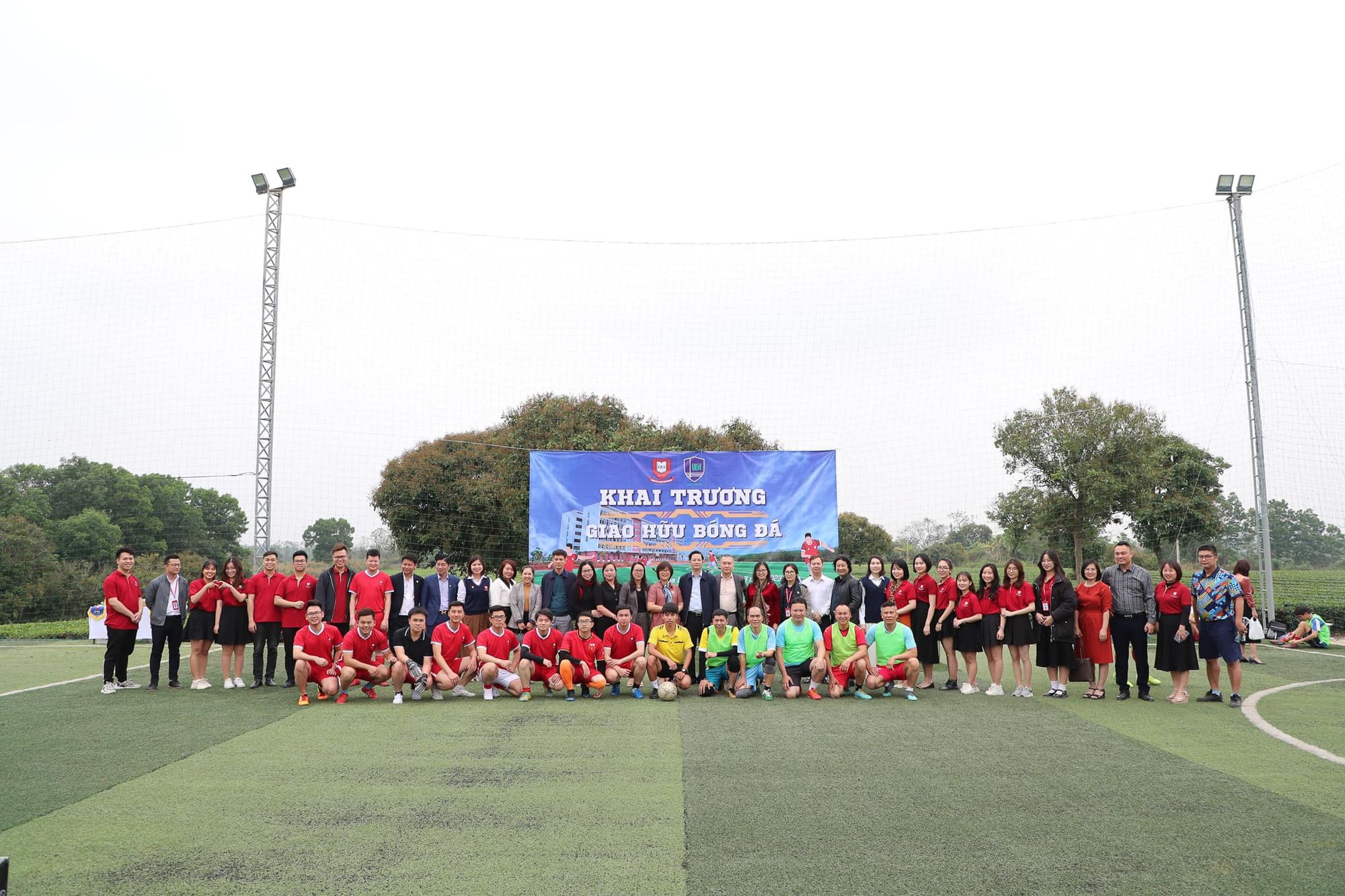 giao hữu b&oacute;ng đ&aacute; của trường