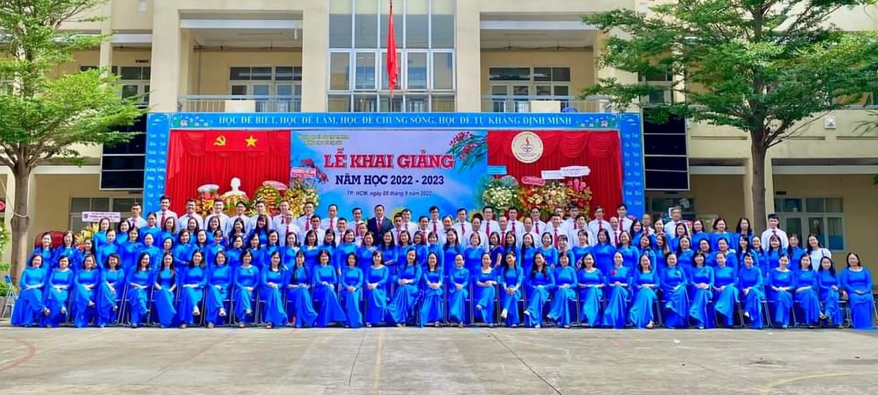 thầy c&ocirc; gi&aacute;o của trường