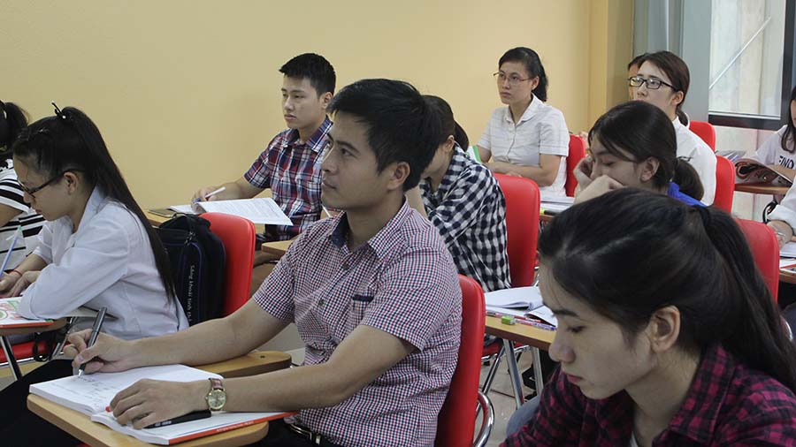 Học viên chăm chú nghe giảng