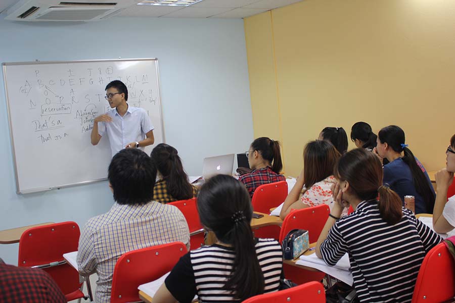 Thầy Tuấn giảng bài cho các học viên