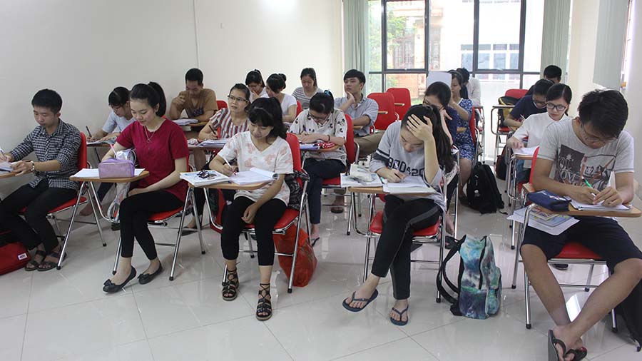 Cả lớp F70 chăm chú làm bài