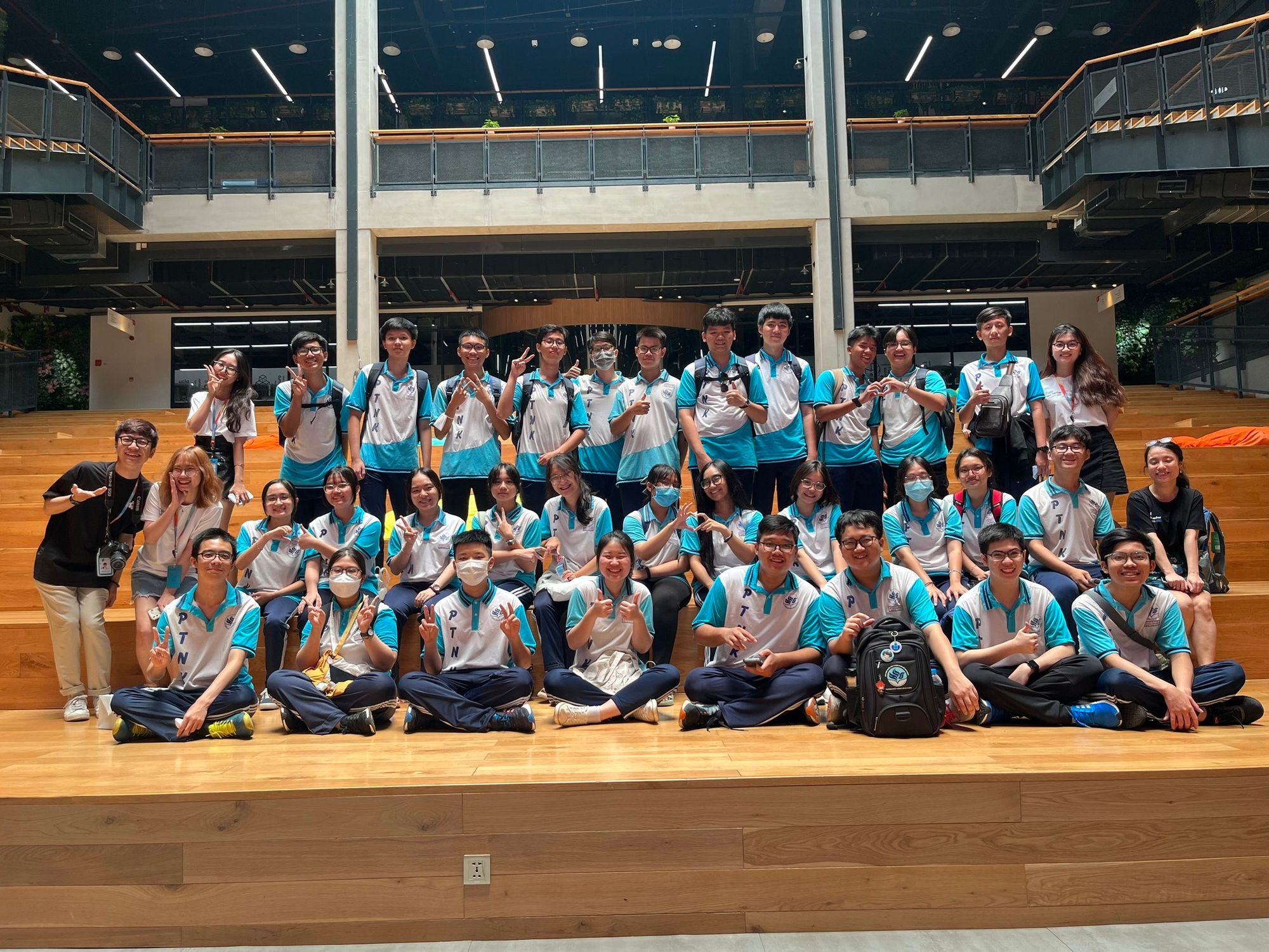 Học sinh trường PTNK trong 1 chuyến tham quan "Zalo Tour"