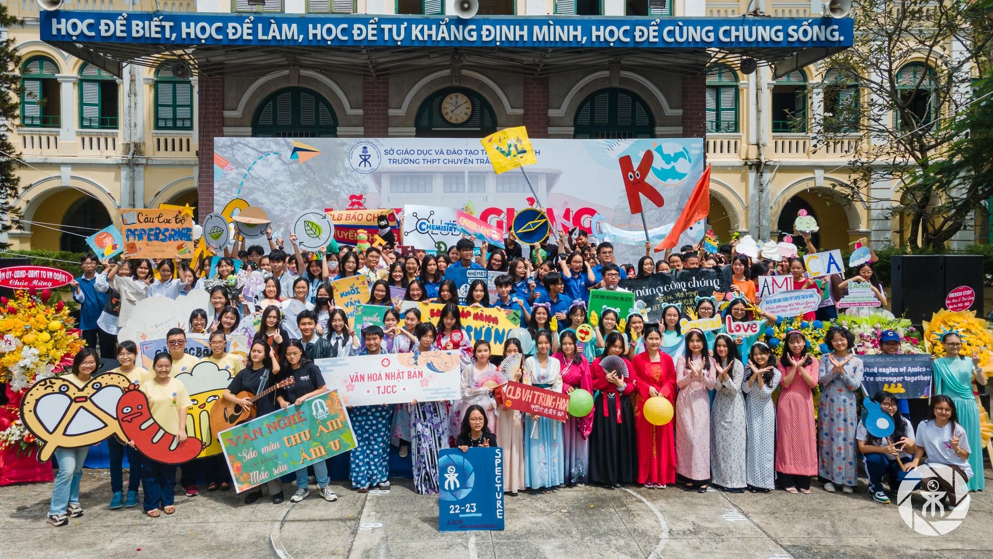 học sinh trường v&agrave; hoạt động ngoại kho&aacute;