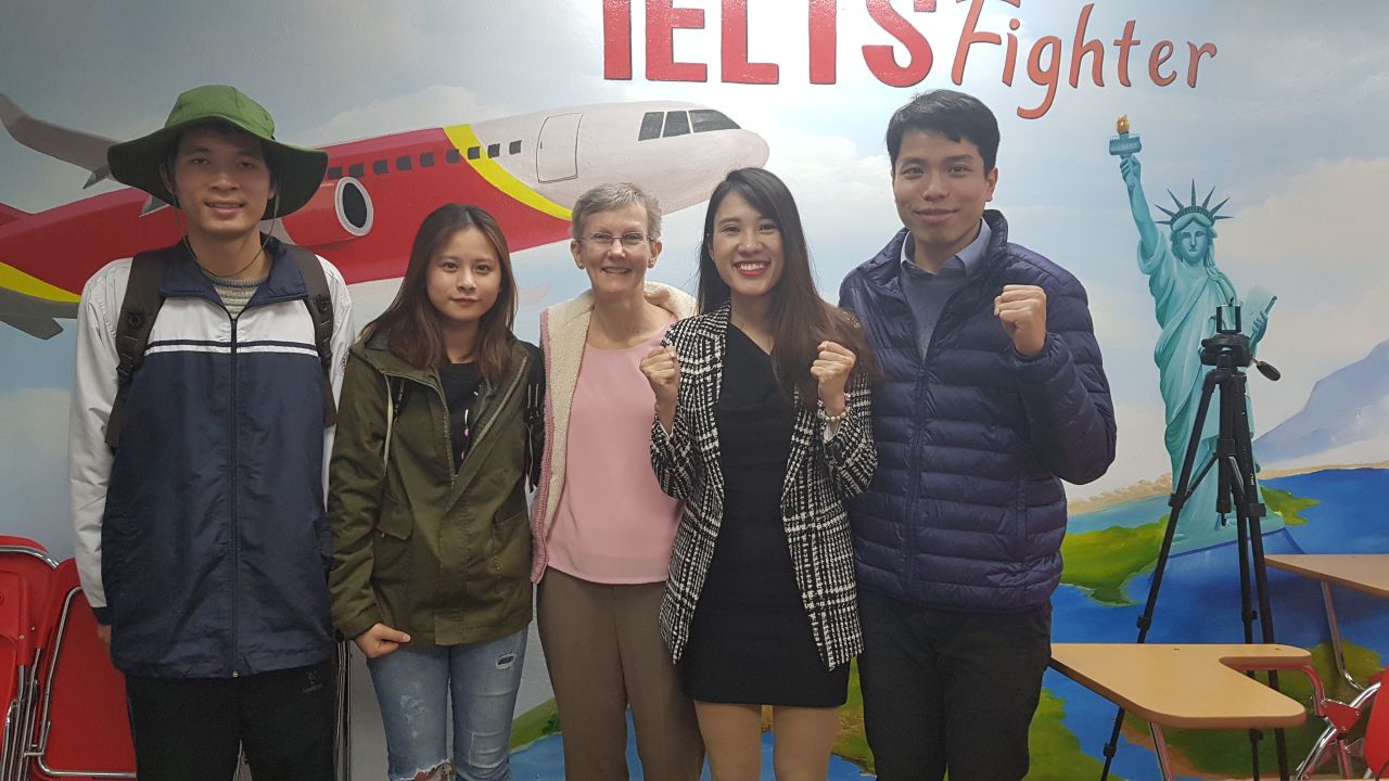 2 cô giáo chụp ảnh kỷ niệm cùng các bạn tham gia offline