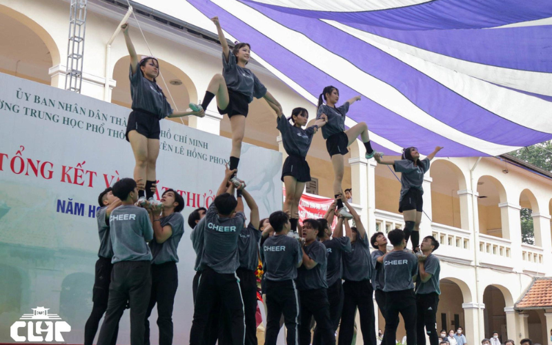 học sinh tr&ecirc;n s&acirc;n khấu của trường