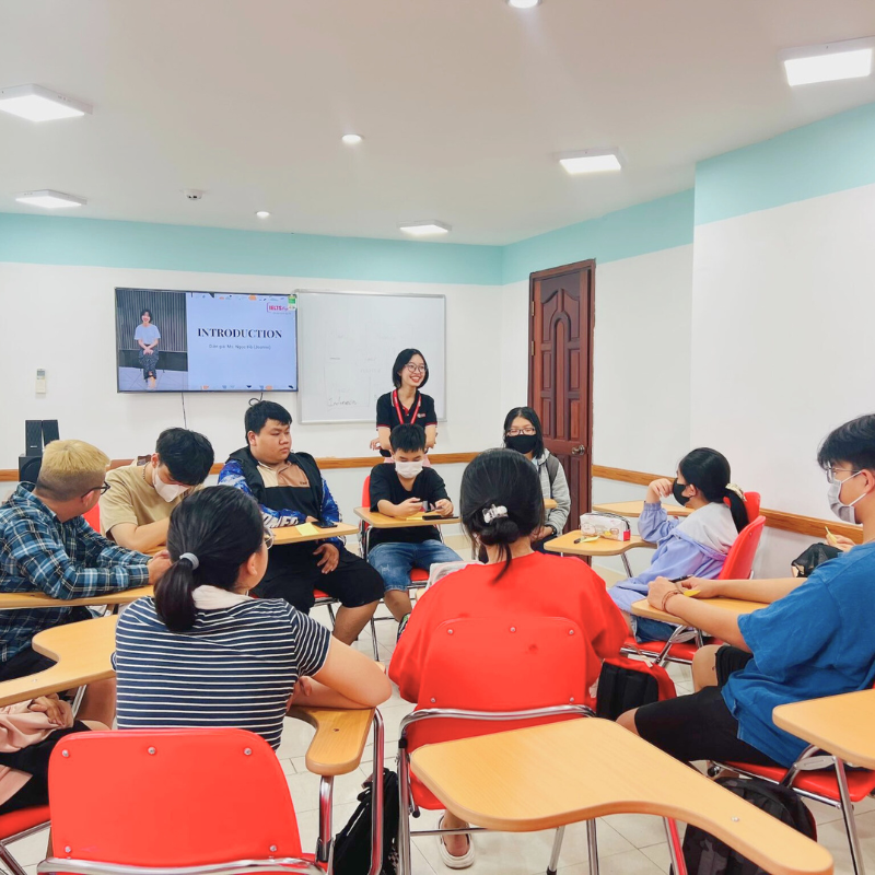 Học viên được xếp ngồi thành vòng tròn để luyện Speaking cùng nhau