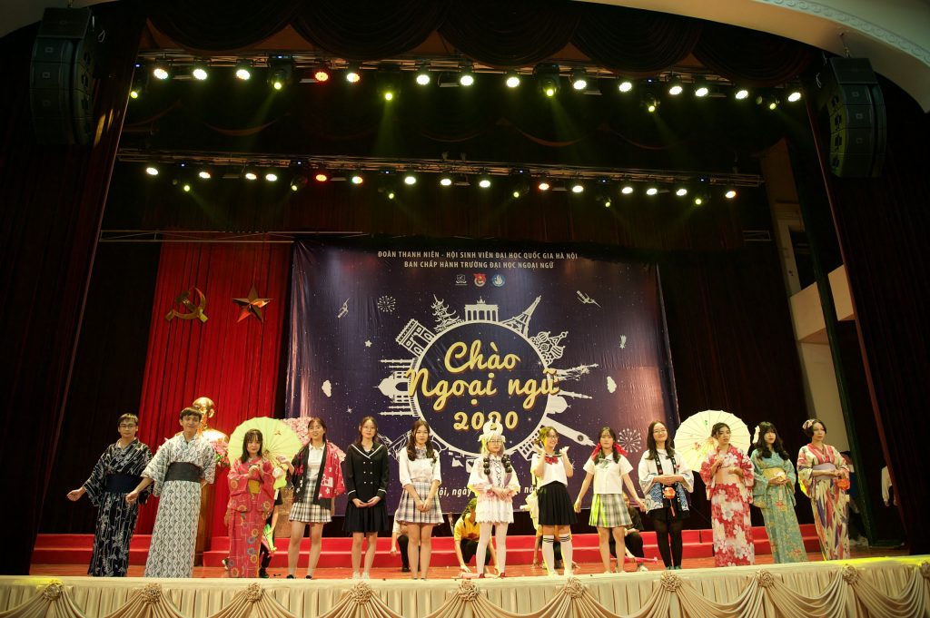 Ch&agrave;o t&acirc;n sinh vi&ecirc;n đại học Ngoại Ngữ H&agrave; Nội