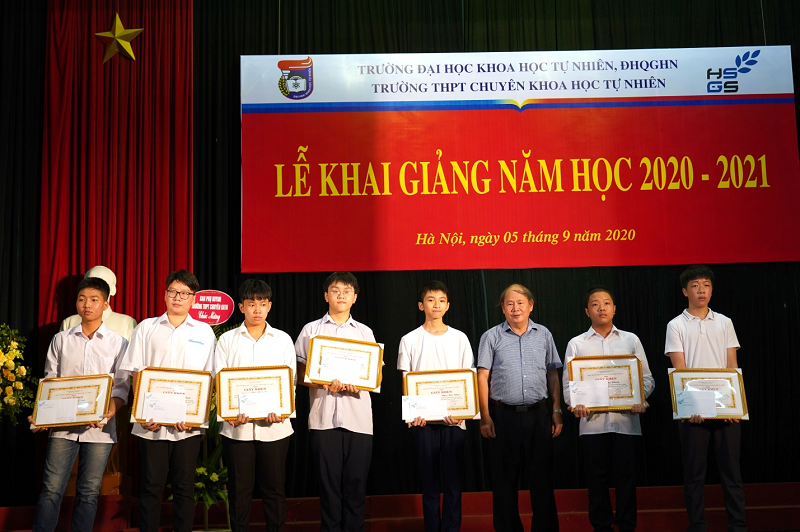 trường-thpt-chuy&ecirc;n-khoa-học-tự-nhi&ecirc;n-giải-thưởng