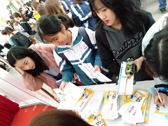 Tư vấn ngày hội việc làm tại KTQD - IELTS Fighter 4