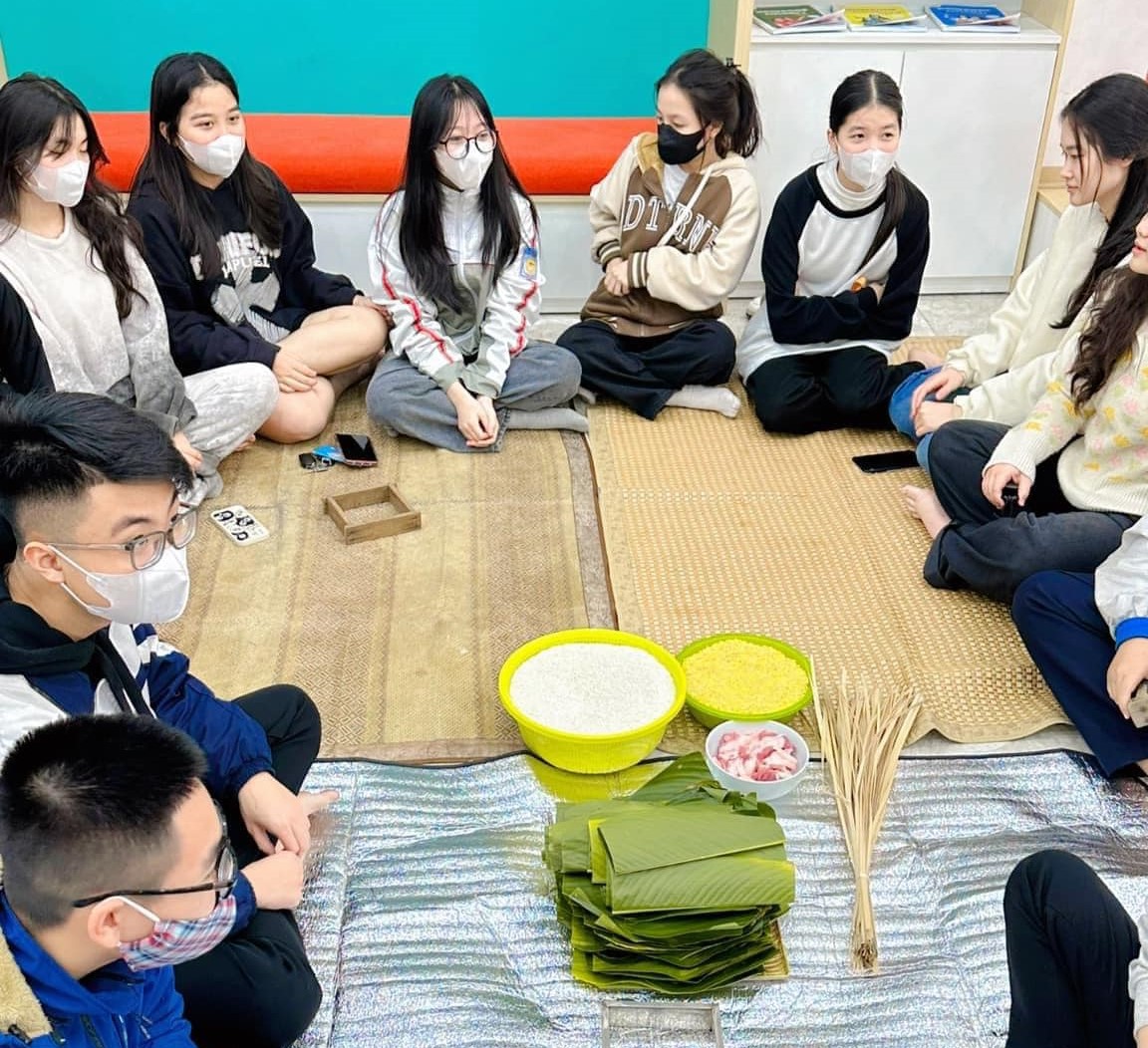 C&aacute;c bạn học vi&ecirc;n tự tay rửa l&aacute;, g&oacute;i b&aacute;nh chưng