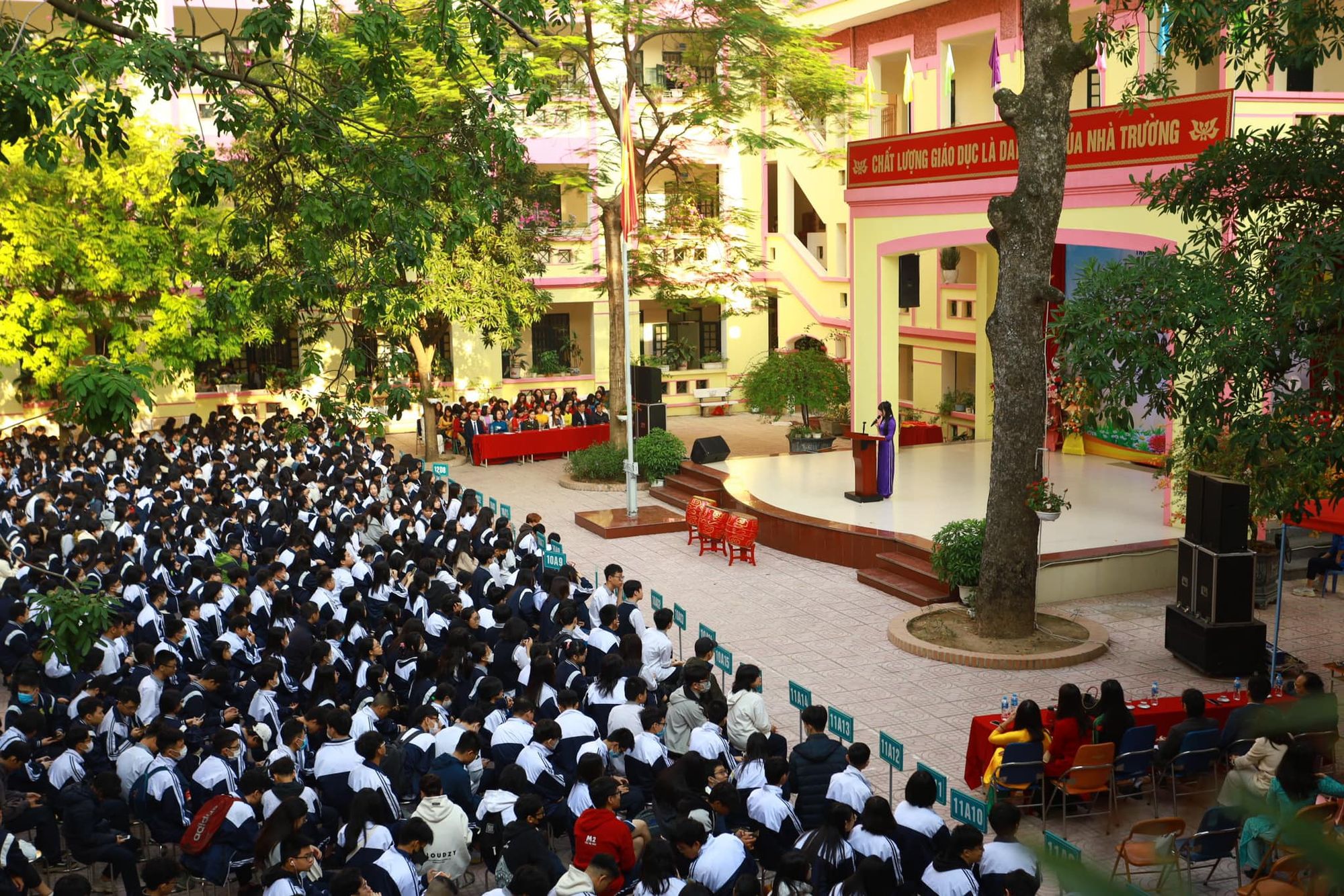 s&acirc;n trường THPT Đống Đa