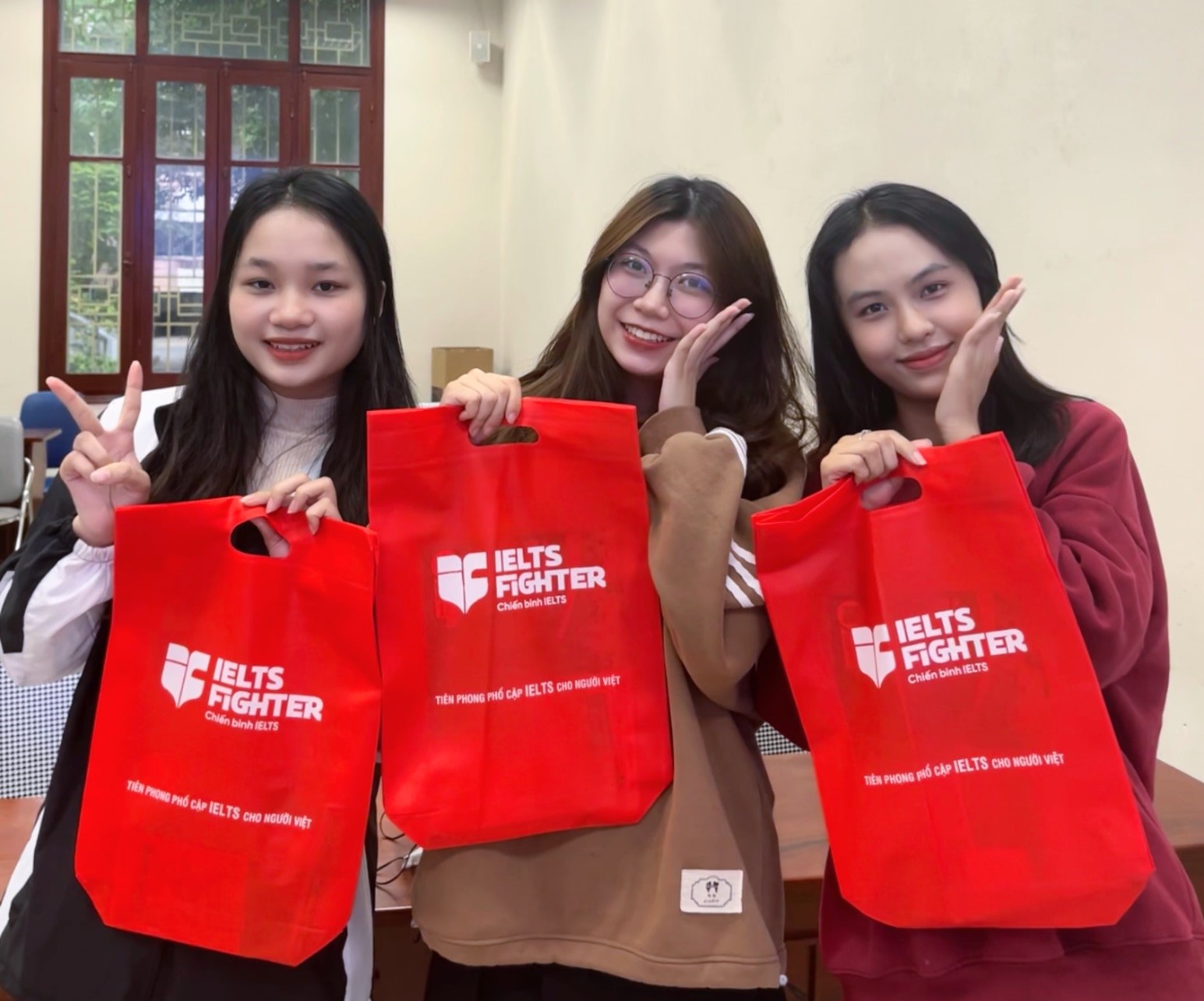 C&aacute;c bạn sinh vi&ecirc;n nhận phần qu&agrave; &yacute; nghĩa từ IELTS Fighter