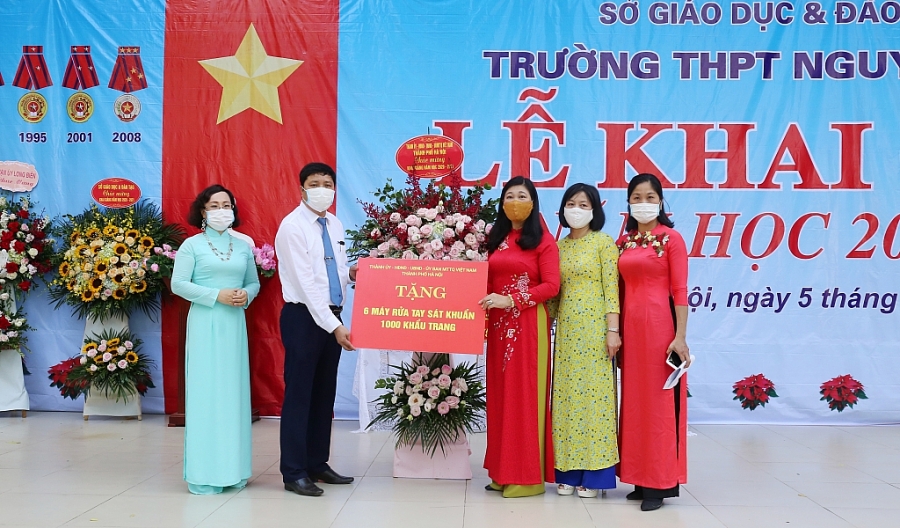 lễ khai giảng và trao giải