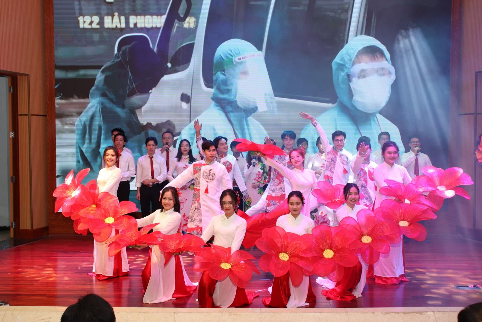 sinh vi&ecirc;n với hoạt động ngoại kho&aacute;