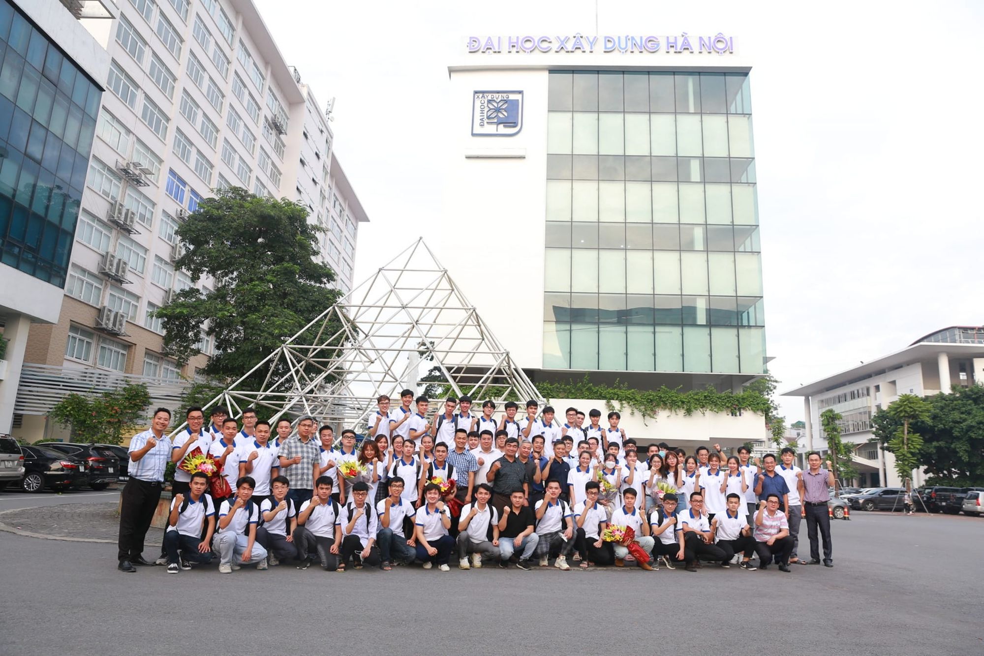 sinh vi&ecirc;n x&acirc;y dựng v&agrave; thầy c&ocirc;