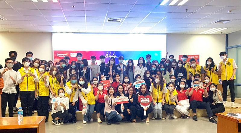 sinh vi&ecirc;n đại học kinh tế quốc d&acirc;n