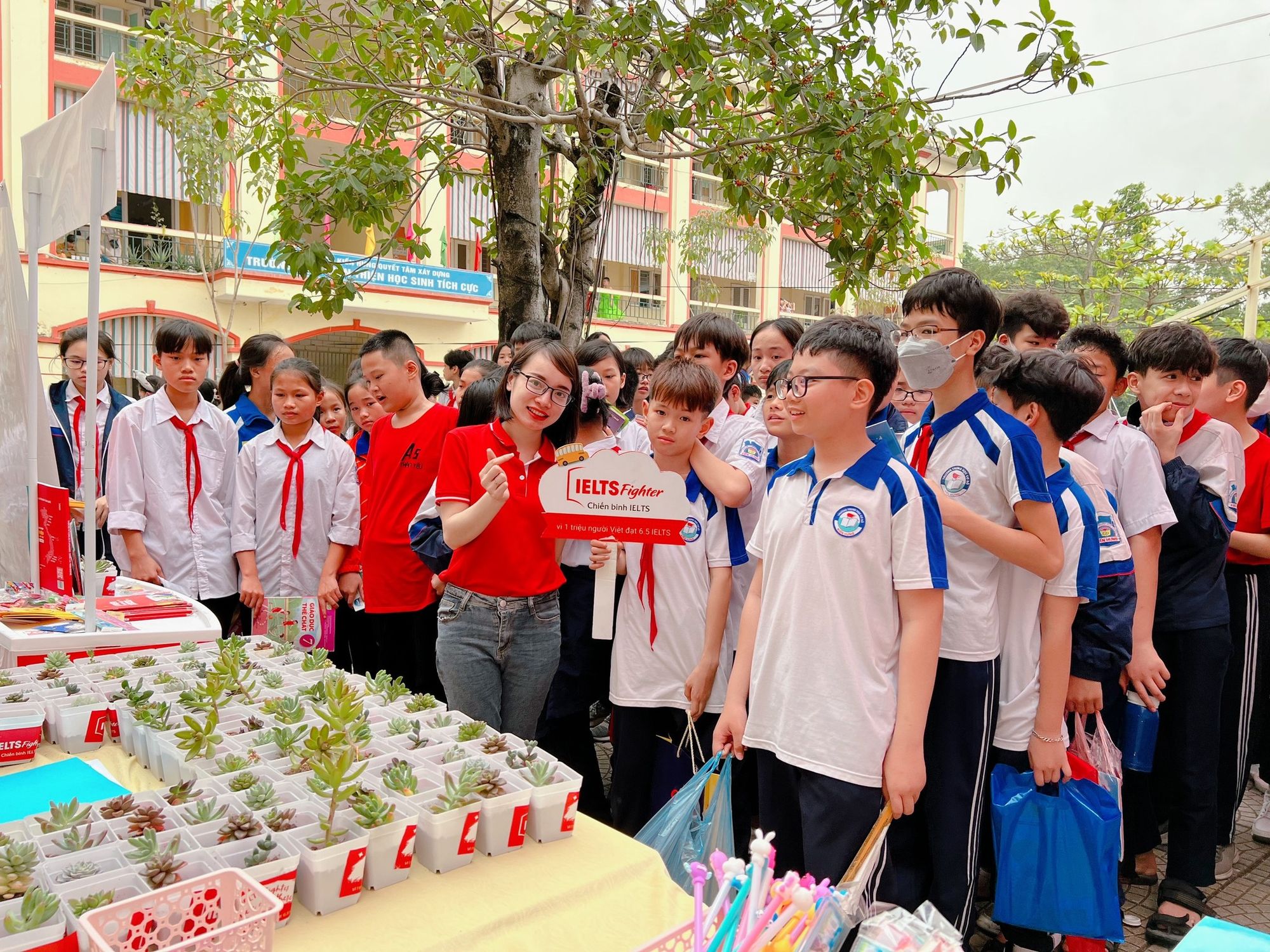 Hoạt động “Đổi giấy lấy cây” thu hút đông đảo các bạn trẻ tham gia và hưởng ứng