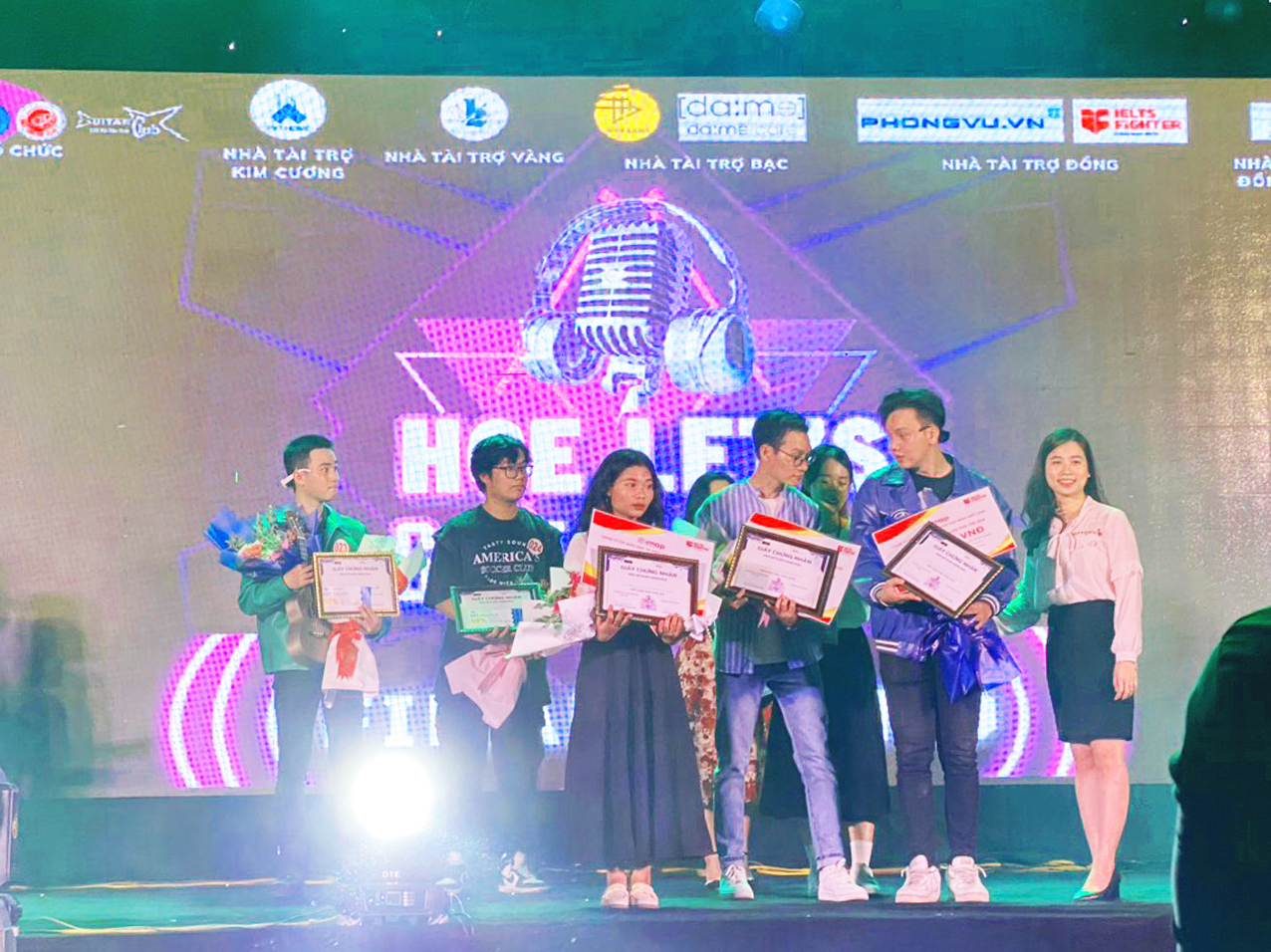 IELTS Fighter đã trao tay các bạn sinh viên ĐH Kinh tế - ĐH Huế hàng trăm suất học bổng, phần quà