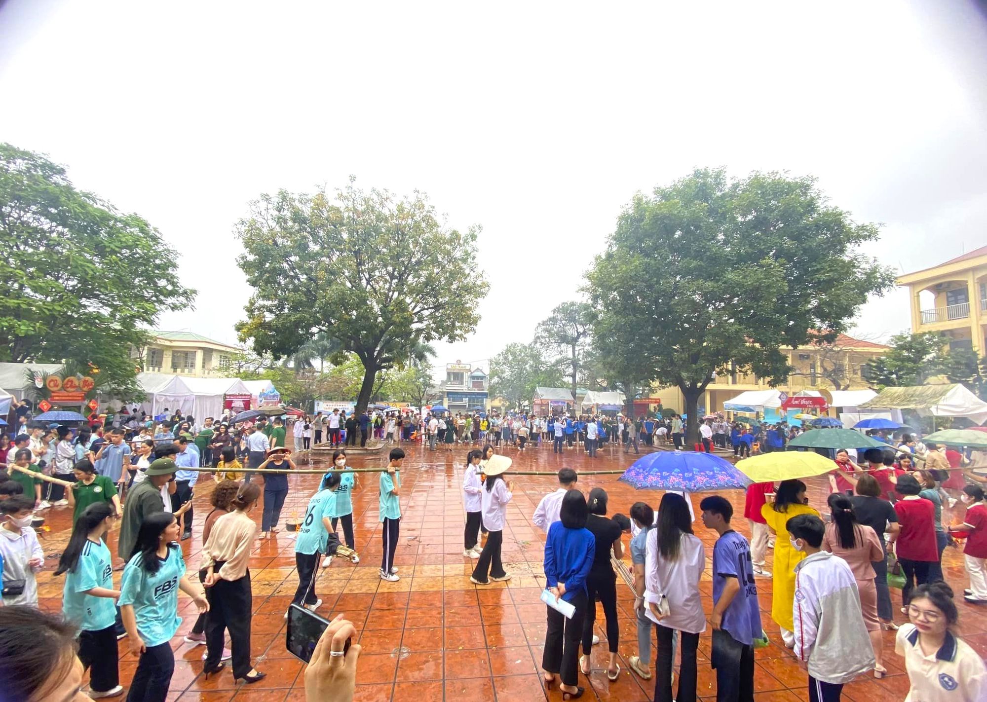 Các bạn học sinh trong phần thi thổi cơm