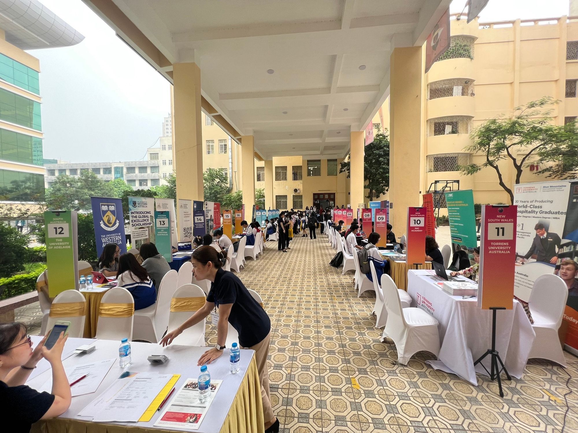 Tư vấn du học tại trường