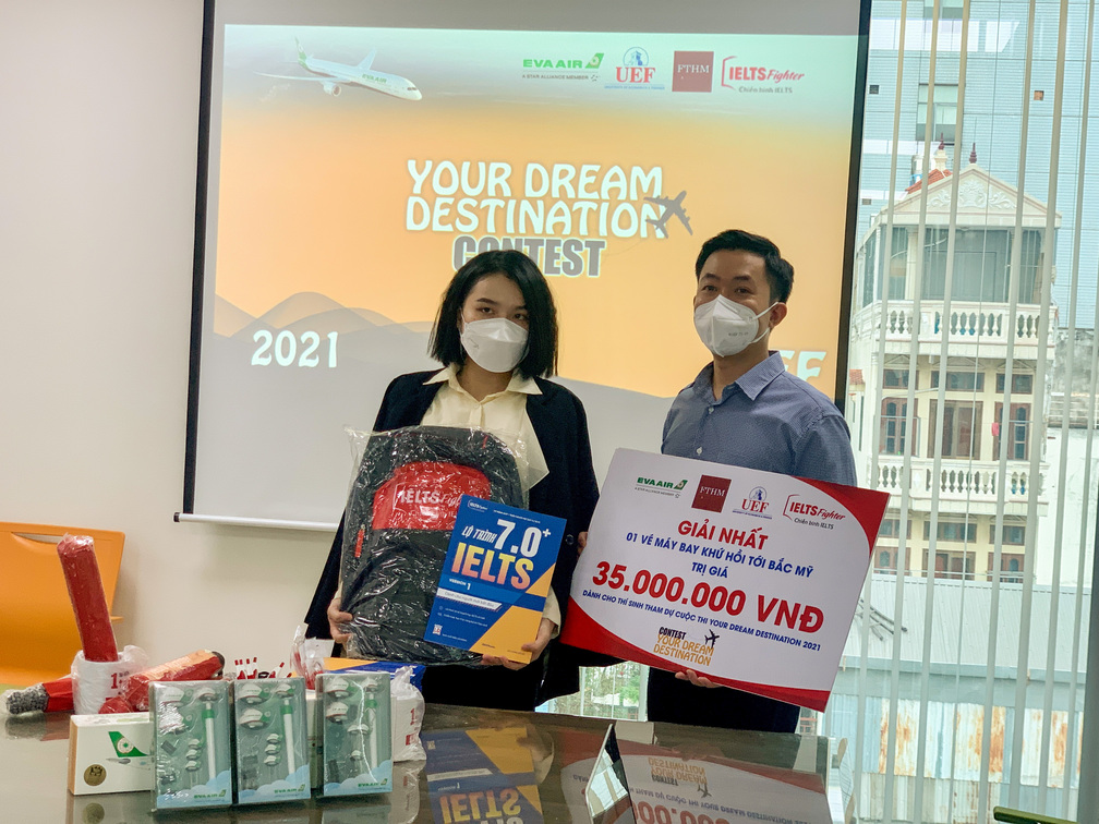 Những phần qu&agrave; từ IELTS Fighter được trao tận tay c&aacute;c bạn sinh vi&ecirc;n