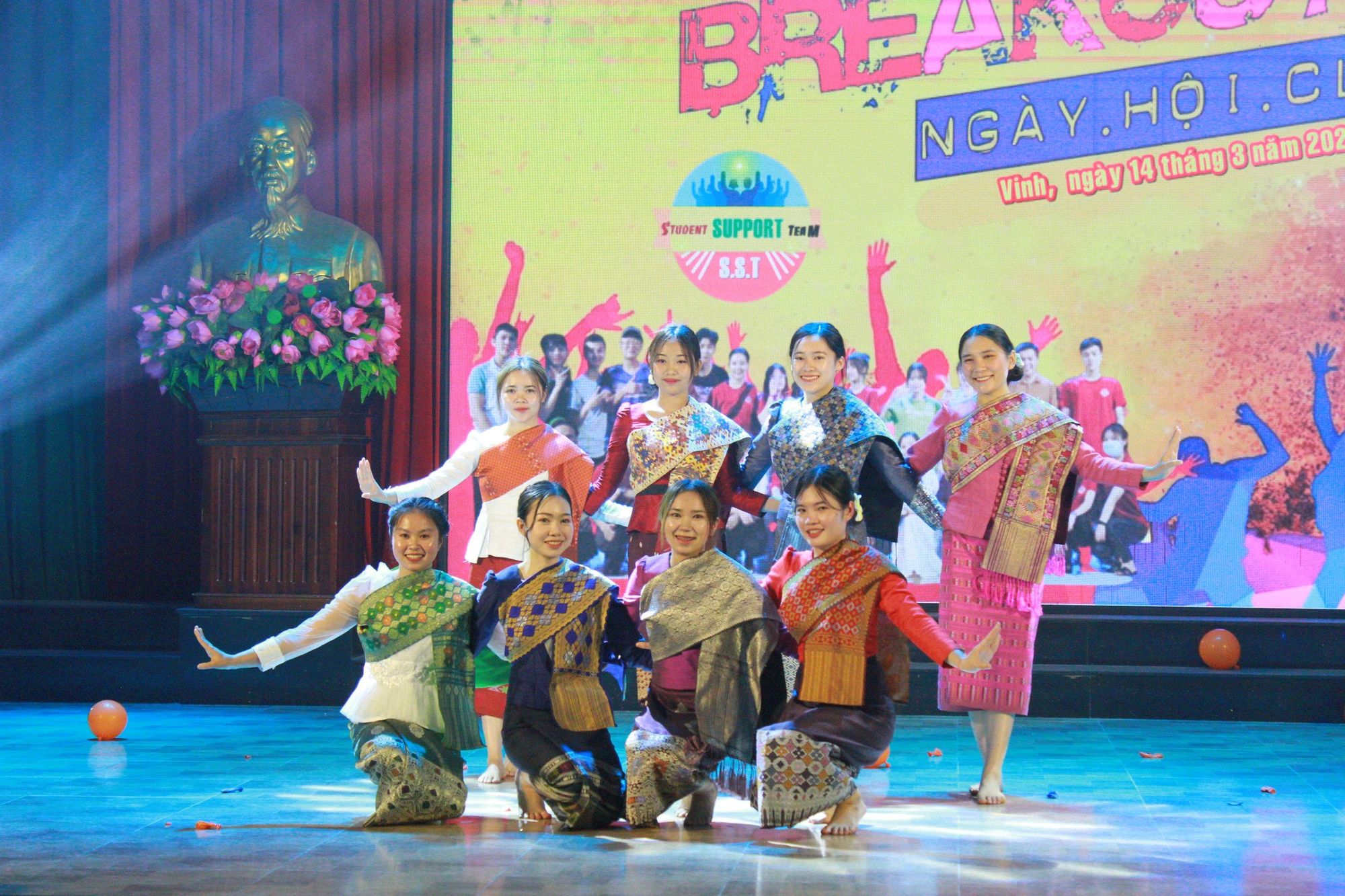 hoạt động ngoại kho&aacute; sinh vi&ecirc;n