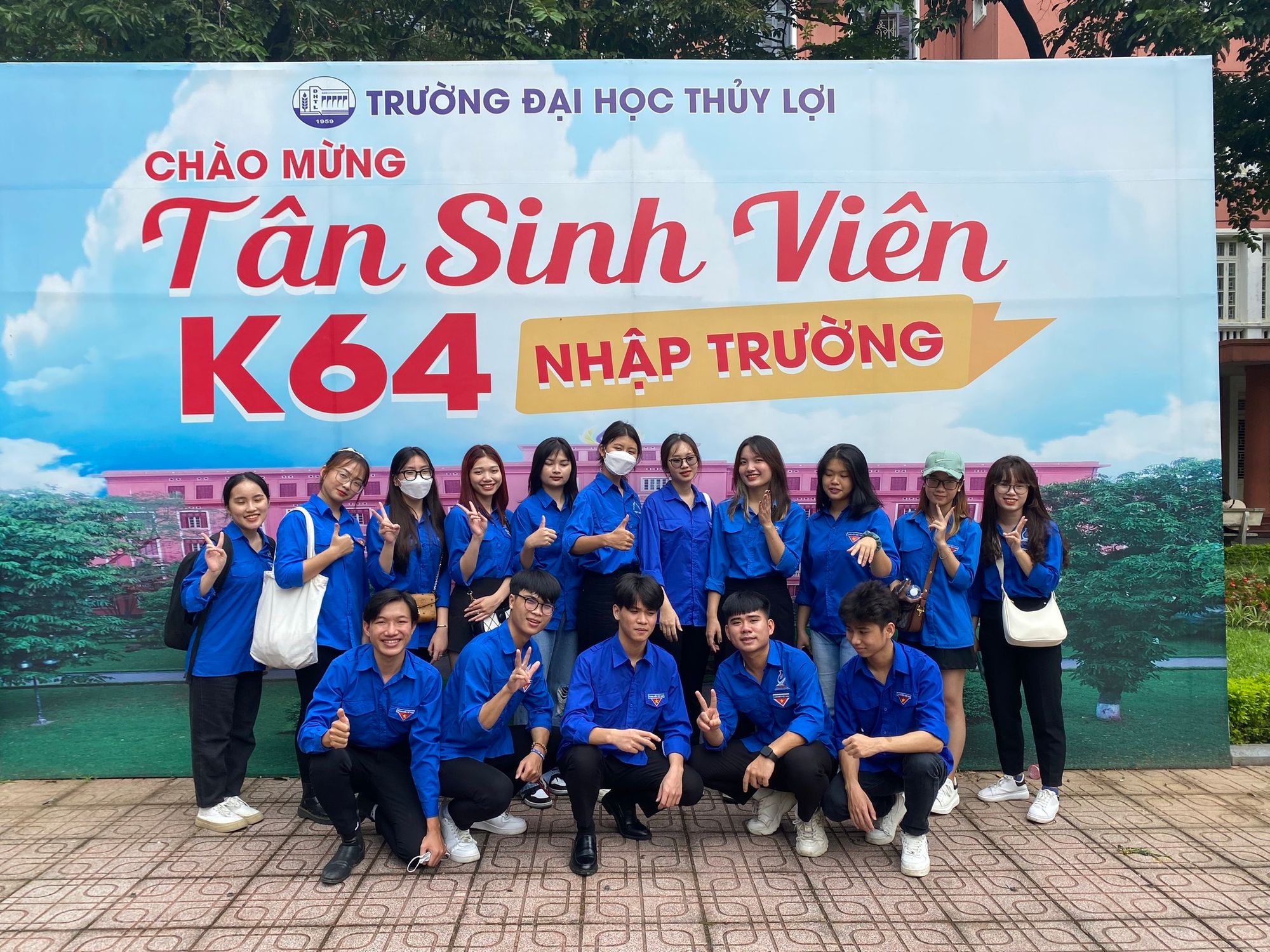 ch&agrave;o đ&oacute;n t&acirc;n sinh vi&ecirc;n đại học Thuỷ lợi