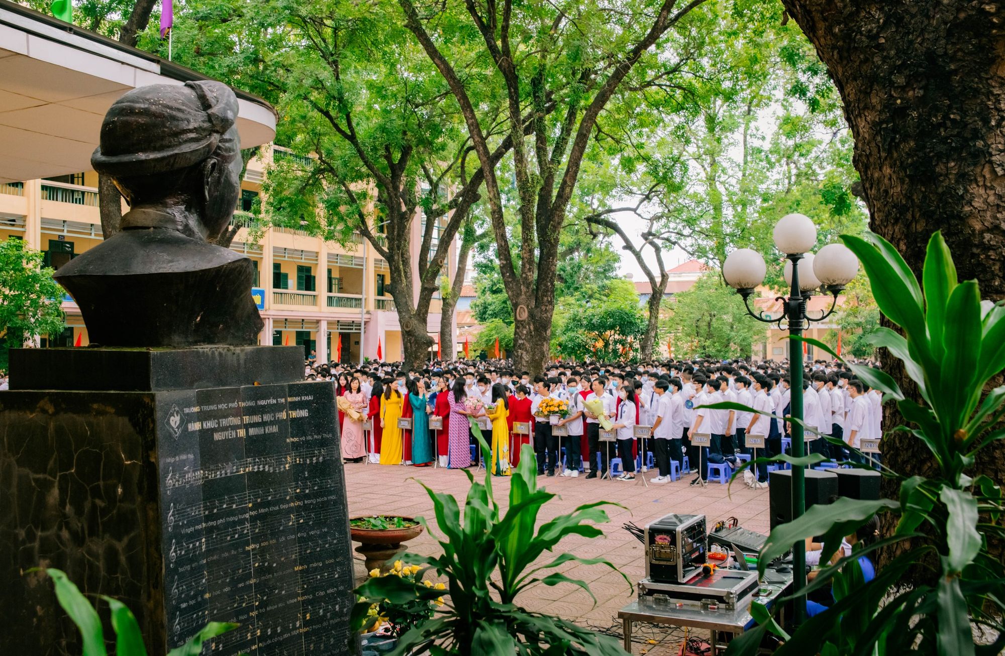 thầy v&agrave; tr&ograve; THPT Nguyễn Thị Minh Khai