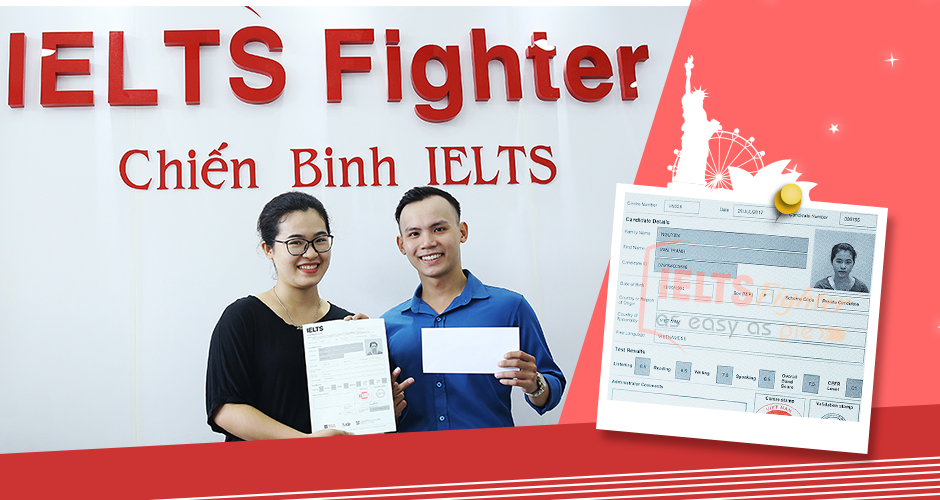 Vân Trang chụp ảnh cùng thầy giáo của Trung tâm IELTS Fighter.
