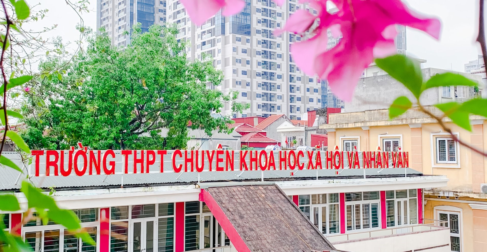 cổng trường THPT Chuy&ecirc;n KHXH v&agrave; NV