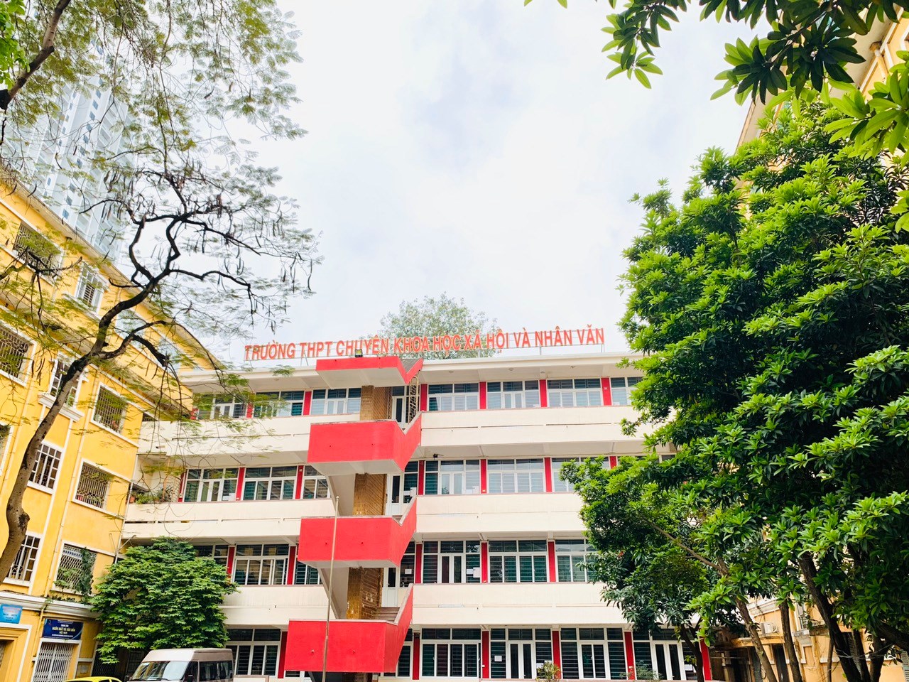 THPT Chuy&ecirc;n KHXH v&agrave; NV