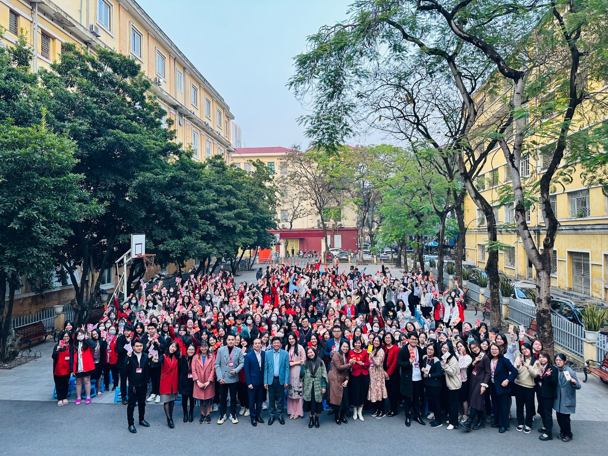 thầy v&agrave; tr&ograve; trường THPT Chuy&ecirc;n KHXH v&agrave; NV