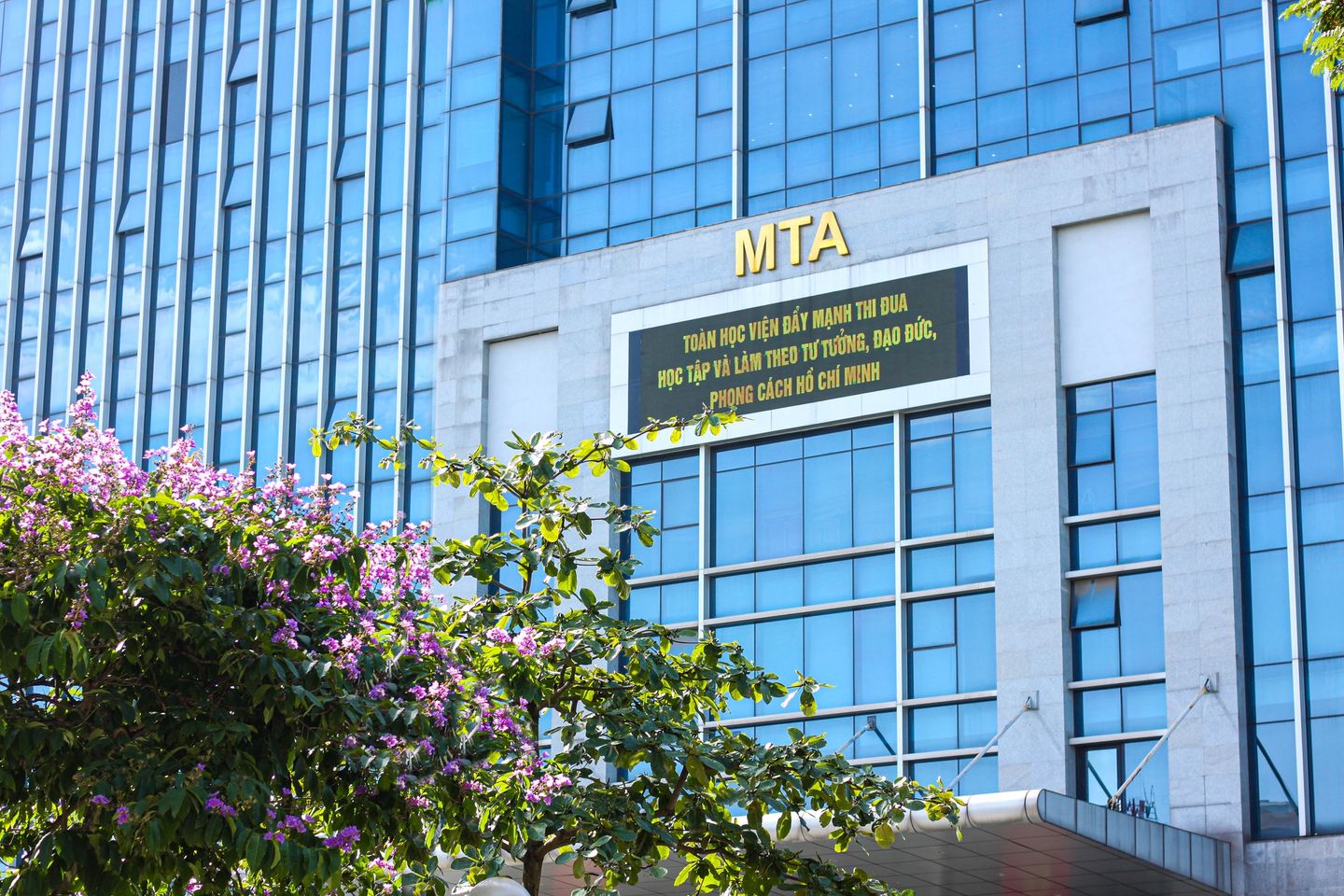 to&agrave; nh&agrave; Học viện